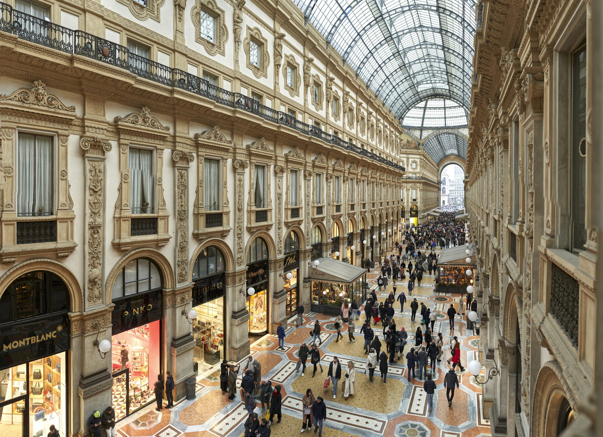 Xavier von Erlach_1755411929870_unsplash_id_2IU0WhYfRZI.webp